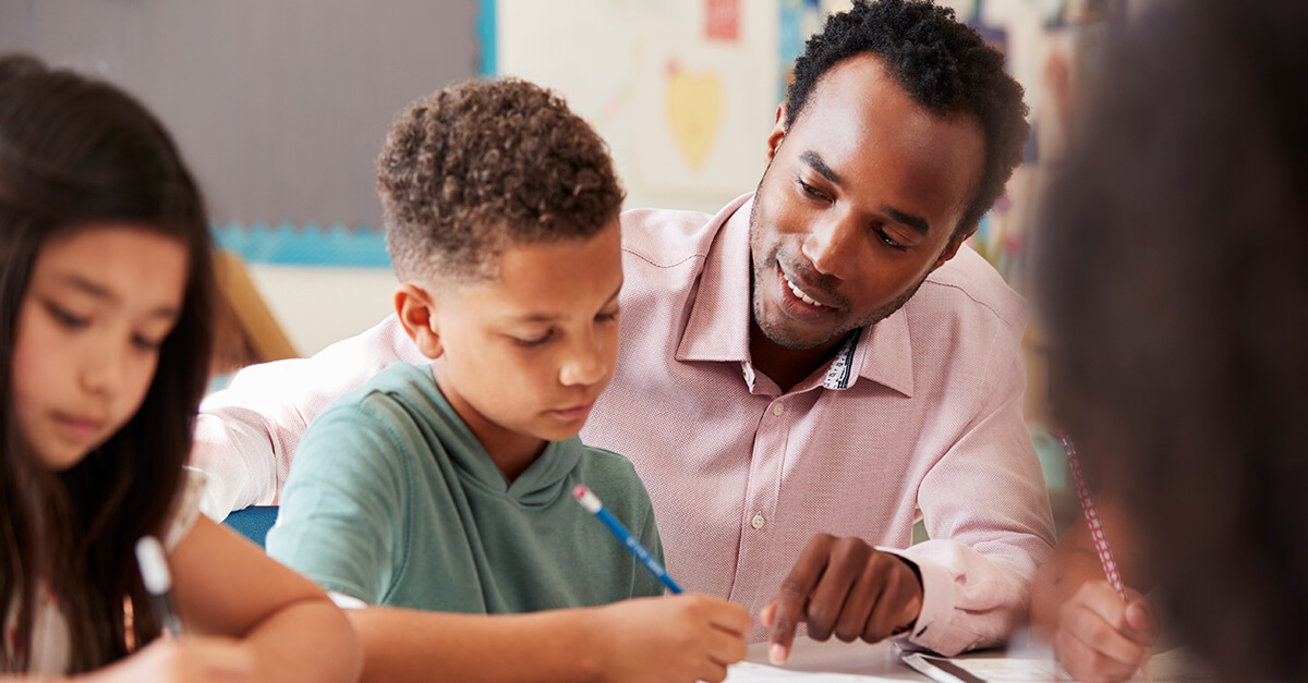 Entenda por que a educação financeira na escola deve começar cedo, o que se aprende em cada fase e como a família pode ajudar.